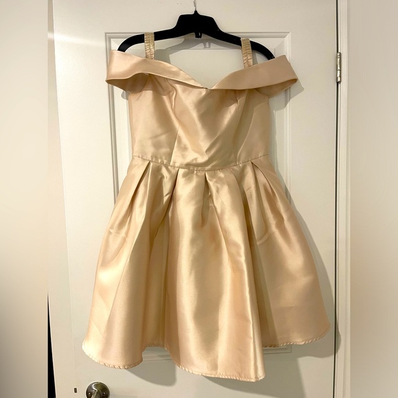 Cute evening dress worn once or twice. Very classy. Size M. - Picture 1 of 5